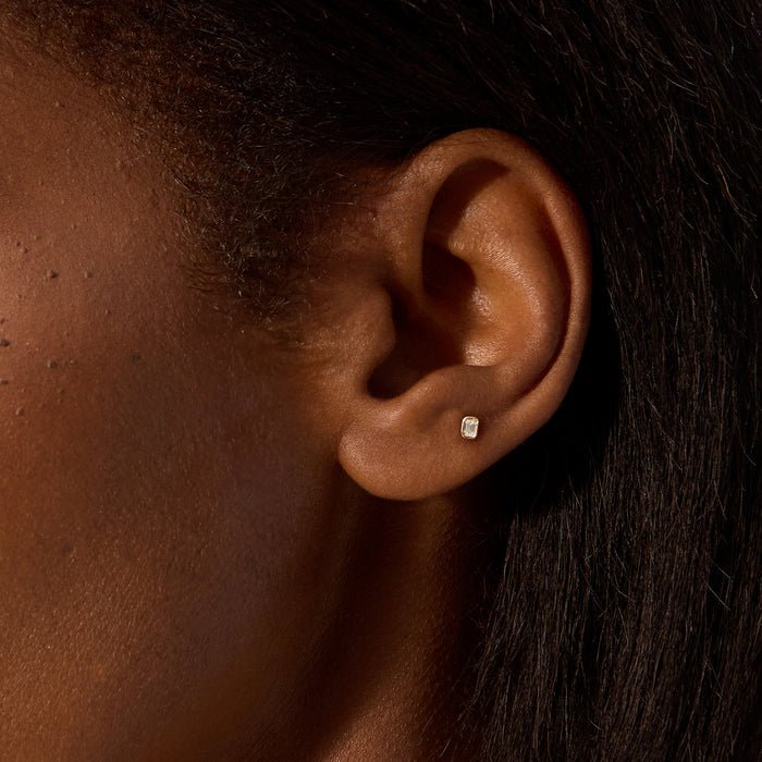 Emerald-cut lab-grown diamond stud earring in 14kt yellow gold, flat-back detail